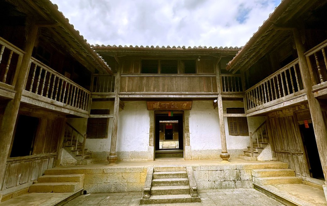 The image of Vuong Palace